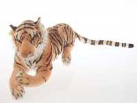 Ein Angebot für Plüschtier Tiger, liegend  Aliki aus Plüschfiguren > Plüschtier > Plüschtier Löwe - jetzt kaufen. Lieferzeit 1-2 Tage.