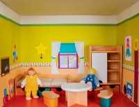 Puppenhaus im Regal, Kinderzimmer